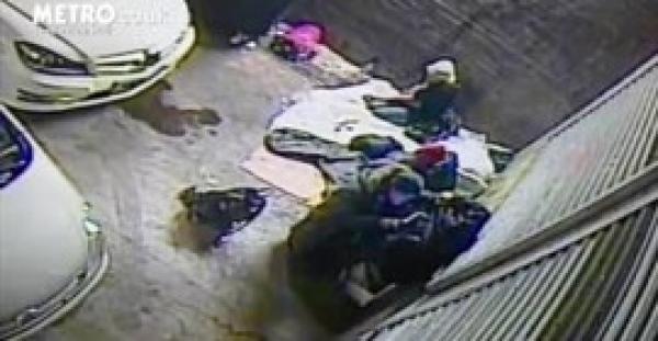 بالفيديو.. لقطات مروعة للص يسرق متسولا يحتضر