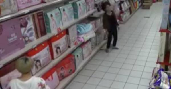 بالفيديو: امرأة "مسكونة" تنهار داخل مركز تجاري