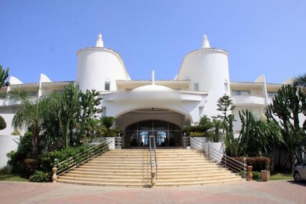 مستخدمو فندق في ملكية الملياردير "العمودي" يدقون ناقوس الخطر إذانا بخطر قادم