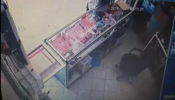 يغافل البائع و يسرق هاتفا من محل تجاري بفاس