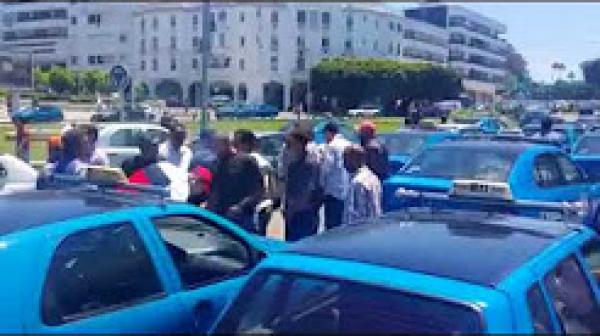 الرباط : وقفة لسيارات الاجرة احتجاجا على غلاء اسعار المازوط