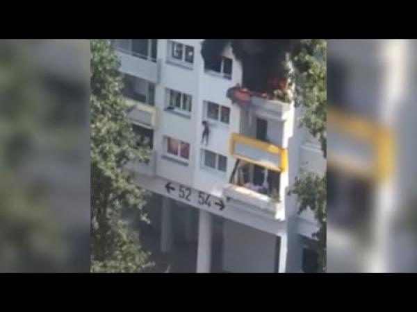 لحظة قفز طفلين من النافذة ونجاتهما بعد اشتعال النيران بشقتهما(فيديو)