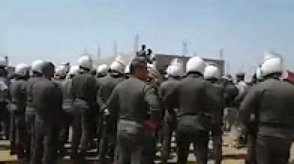 لحظة تدخل الأمن بسيدي بيبي بعد إحتجاج الساكنة على هدم منازلهم