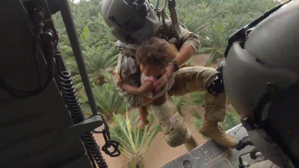 مروحية تنقذ طفلة صغيرة من وسط فيضانات عارمة في هندوراس(فيديو)