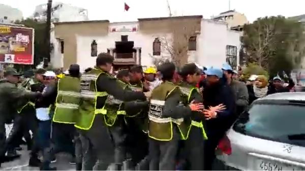 تدخل الأمن لتفريق الأساتذة المتعاقدين أمام مديرية طنجة