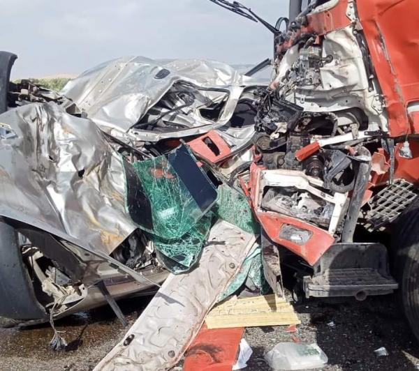 فاجعة... اصطدام بين شاحنة وسيارة خفيفة يسفر عن 6 قتلى (صور)