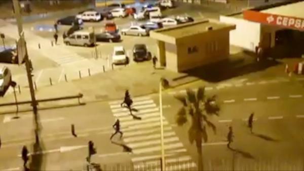 بالفيديو: قاصرون مغاربة يشنون هجوما جماعيا مباغثا على ميناء مليلية ليلة رأس السنة وإصابة أحدهم