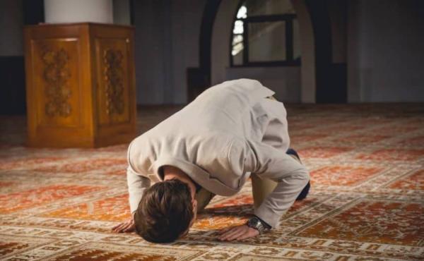 قمة الإسلاموفوبيا.. فرنسا تمنع شابا من ولوج سلك الشرطة بسبب "علامة الصلاة"