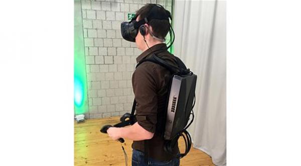 كمبيوتر ألعاب على شكل حقيبة ظهر