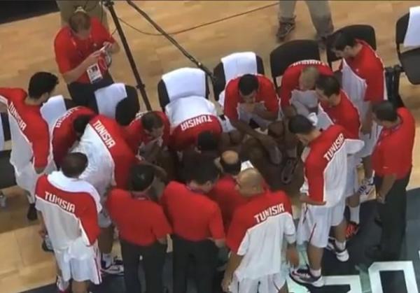 مدرب منتخب تونس لكرة السلة المشارك في الأولمبياد ، يصفع أحد لاعبيه