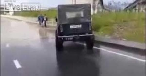 بالفيديو.. شاهد ماذا فعل أغبى سائق في العالم بسيارته