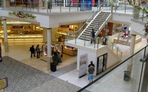 امرأة تلد في مركز تسوق