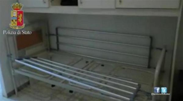 امرأة تحتجز سبعينياً إيطالياً في سريره لأربع سنوات