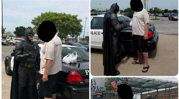 باتمان يلقي القبض على لص في مركز تجاري