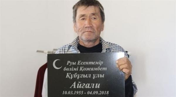 رجل يعود إلى أهله بعد شهرين من دفنه