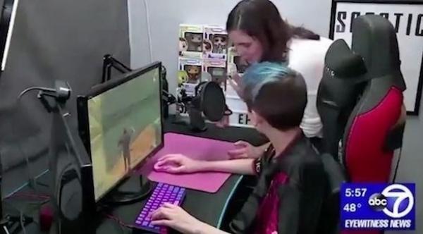 يجمع أموالا من ممارسة ألعاب الفيديو و يترك المدرسة للتفرغ لها