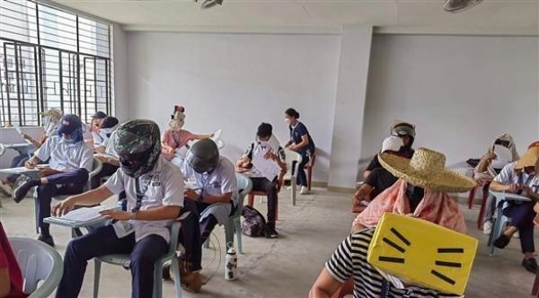 جامعة تفرض وضع قبعات غريبة للرأس لمنع الغش في الامتحانات