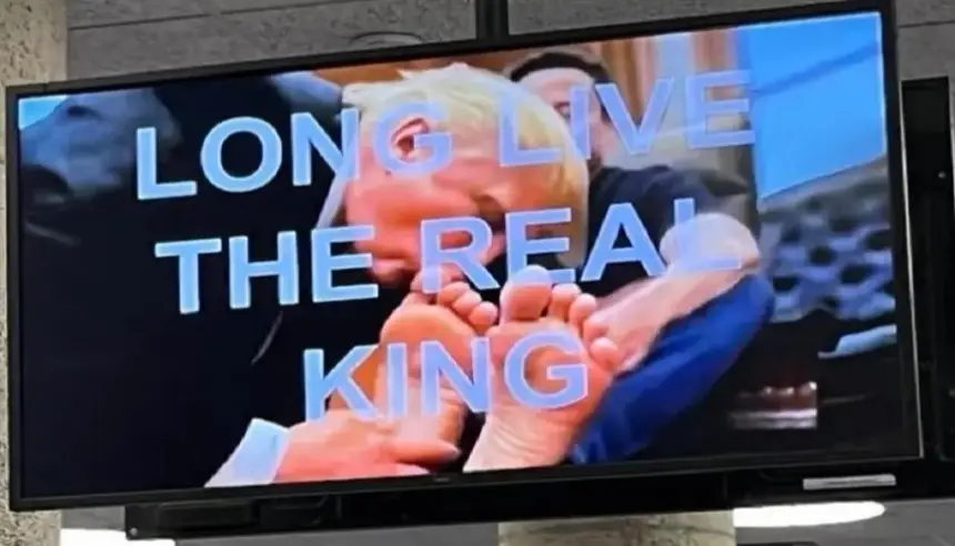 فيديو مثير للجدل.. ترامب يلحس قدمي ماسك ووزارة الإسكان تحقق