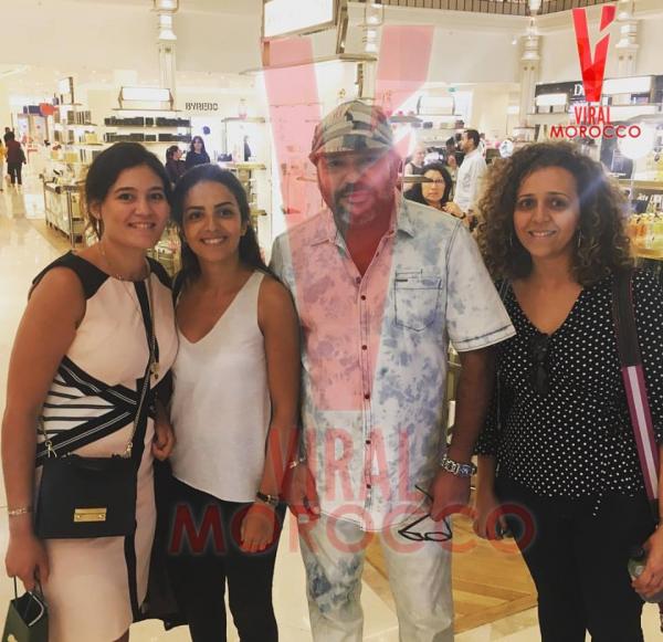 صورة الملك بلباس صيفي مثير مع مغربيات بباريس تشعل الفايسبوك