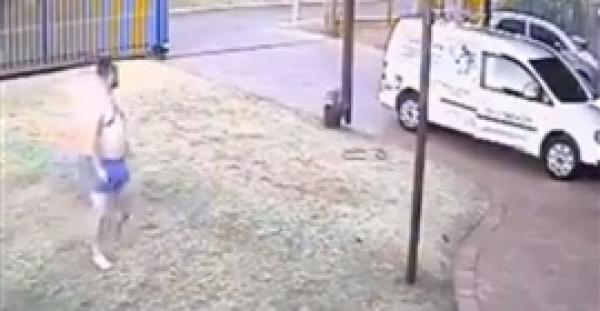 فيديو.. سطو مسلح لعصابة ينتهى بموقف كوميدى