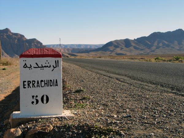 فضيحة:إبن برلماني إستقلالي يستولي على ساحة عمومية