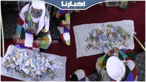 لحظات تقديم "التبرعات" بالزاوية الكركرية للشيخ محمد فوزي الكركري ليلة المولد النبوي الشريف