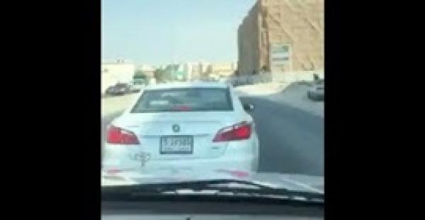 بالفيديو.. تهور شاب في القيادة يتسبب في حادث تصادم مروع