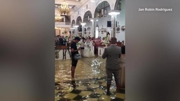 زفاف داخل كنيسة غمرتها مياه الفيضانات(فيديو)