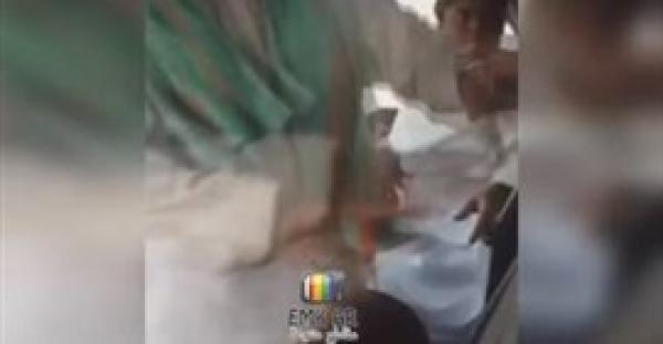 بالفيديو.. سائق حافلة يبصق في وجه معتمرين و يثير غضب مواقع التواصل