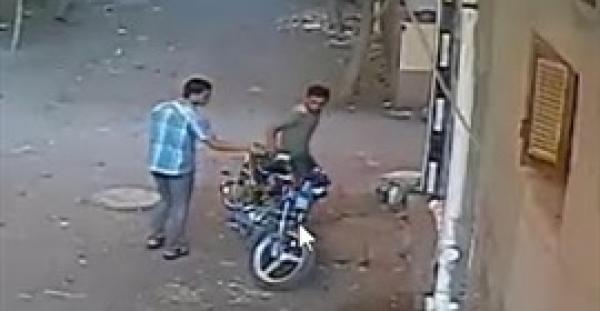 بالفيديو.. لصان يسرقان دراجة نارية في وضح النهار