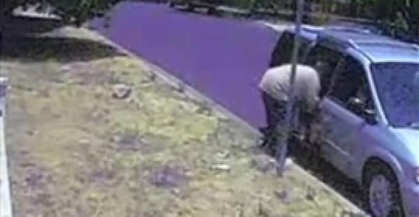 بالفيديو .. لحظة اختطاف رجل لامرأة بالقوة