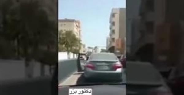 شاهد.. ماذا فعل شاب خليجي في الشارع بسبب شرب الخمر