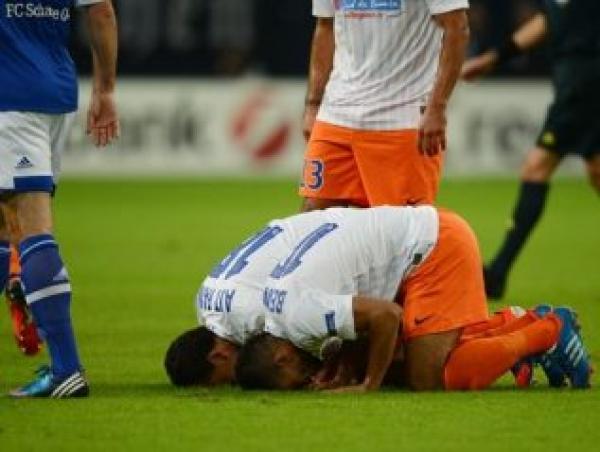 مذيع على الجزيرة يسخر من سجود المغربيان كريم آيا فانا و يونس بلهندة 