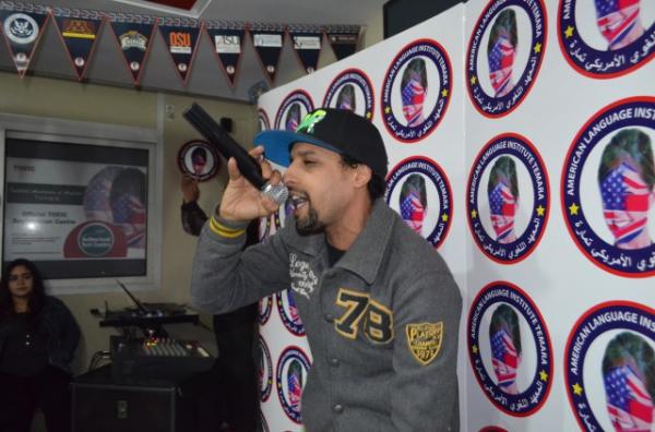 بالفيديو : مغني راب مغربي ينتقد تعاطي الحكومة مع الممنوعات و يطلق أغنية "ليكاليزي الحشيش"