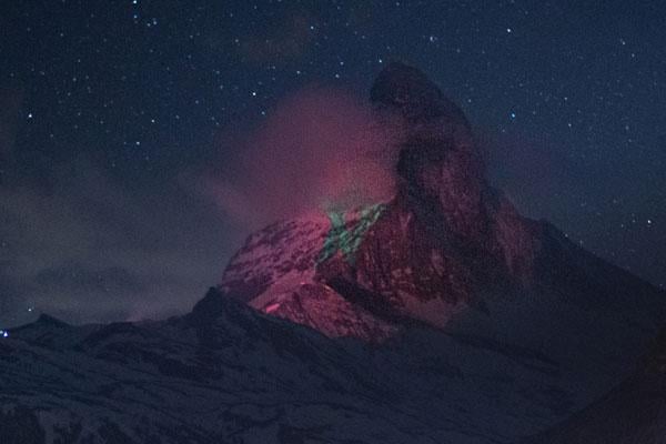 جبل "ماترهورن الشهير" يشع بألوان العلم المغربي تعبيرا عن التضامن في أزمة "كورونا"
