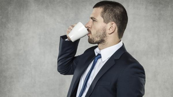 خاص بالرجال : دراسة أمريكية حديثة تكشف عن علاقة غير متوقعة بين القهوة والعجز الجنسي