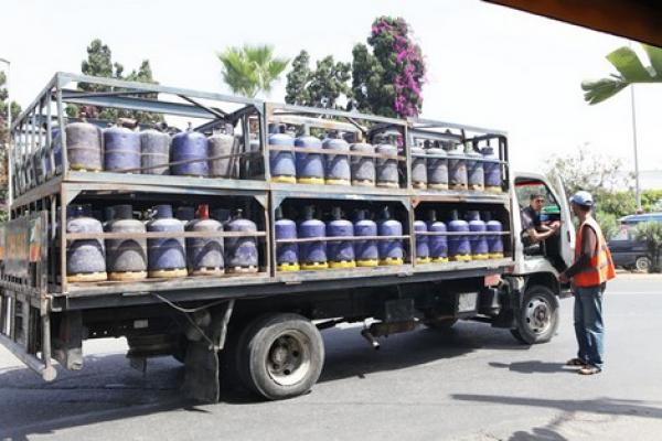 شاحنة قنينات الغاز تصدم دراجة نارية وتردي راكبها قتيلا وترسل صديقه للانعاش وتلوذ بالفرار