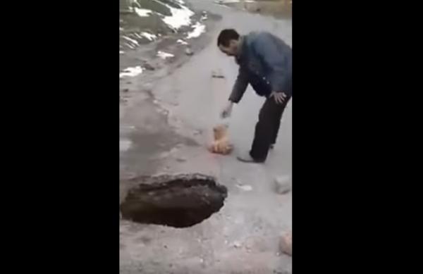 خطير... شوفو على حفرة قداش فوسط الطريق !!! نواحي تازة