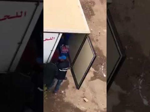 بسبب المقاطعة ..شركة سنطرال تستعين بشاحنة البلدية لنقل اللحوم لتوزيع منتوجها