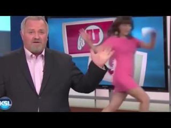 بالفيديو .. مقدمة برنامج  تسقط بشكل بهلواني على الهواء مباشرة