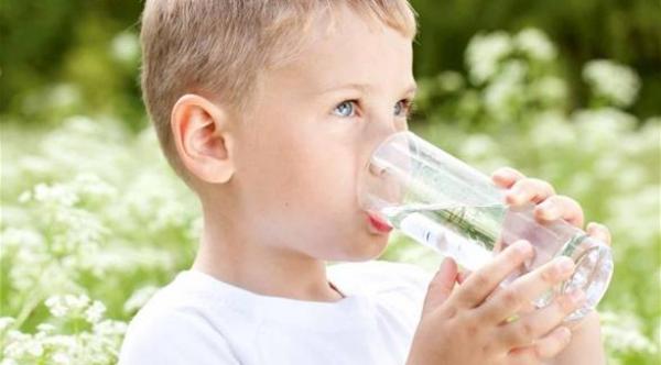 طفلك لا يحب السوائل؟ إليك الحل