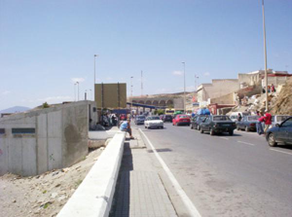 مهرب بباب سبتة يطعن جمركيا