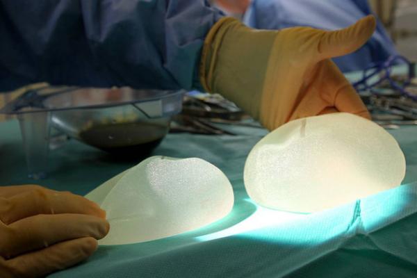 عمليات إزالة حشوات السيليكون مجانية، لكن شد الترهل بعد الإزالة  سيكون مؤدى عنها