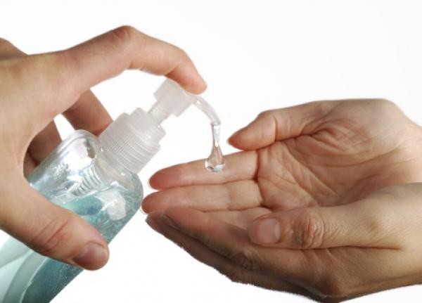 إدمان استخدام المطهرات يضر بالصحة العامة