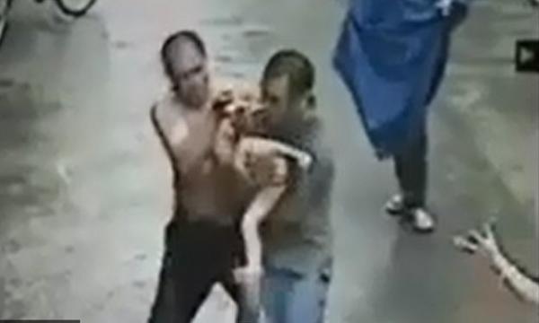 بالفيديو .. أحد المارة ينقذ طفلا سقط من الطابق الثاني