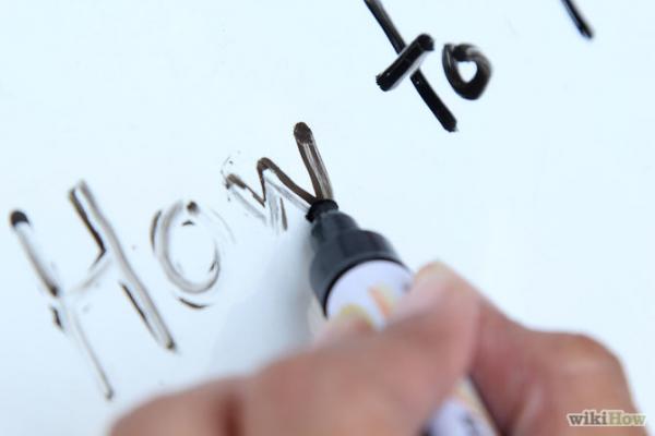 بالصور .. بهذه الطرق تستطيع التخلص من الحبر الملتصق على السبورة