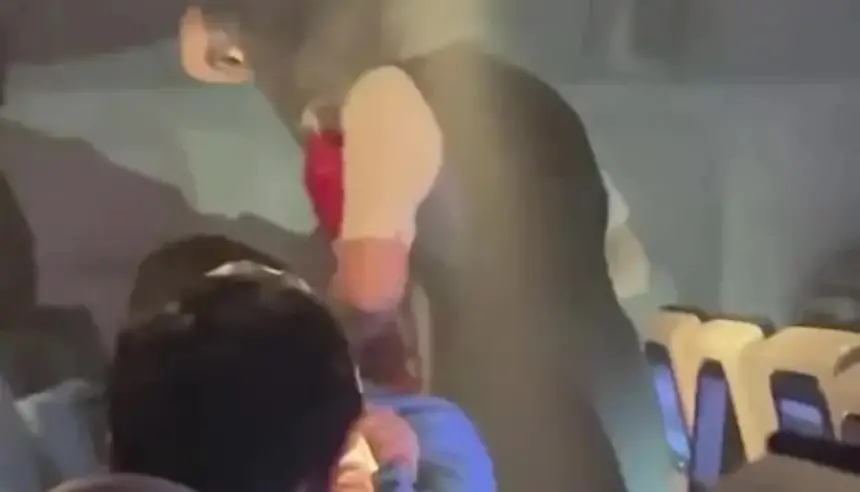 بالفيديو.. ذعر على متن رحلة جوية بعد اندلاع حريق بسبب شاحن هاتف محمول