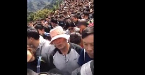 طوفان من البشر يغزو سور الصين العظيم (فيديو)