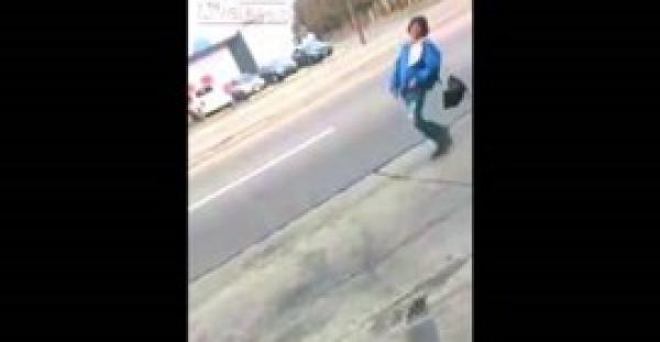 بالفيديو.. رقصة كادت أن تقتل امرأة مخمورة