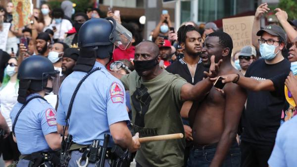 وفاة جورج فلويد: أمريكا تحصي خسائرها بعد ليلة من الاحتجاجات الصاخبة